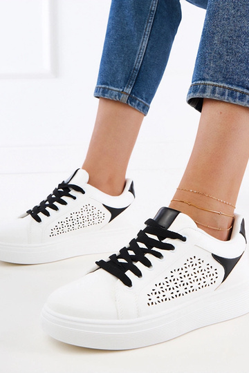 Witte sneakers met zwarte details op platform Remmi