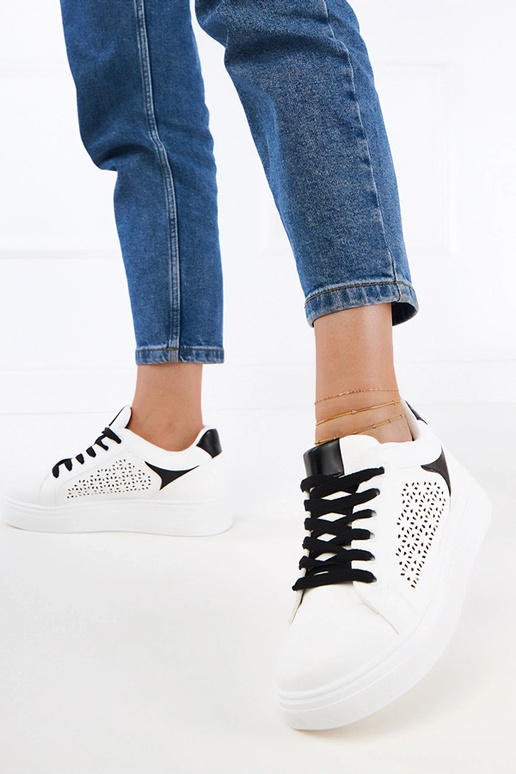 Witte sneakers met zwarte details op...
