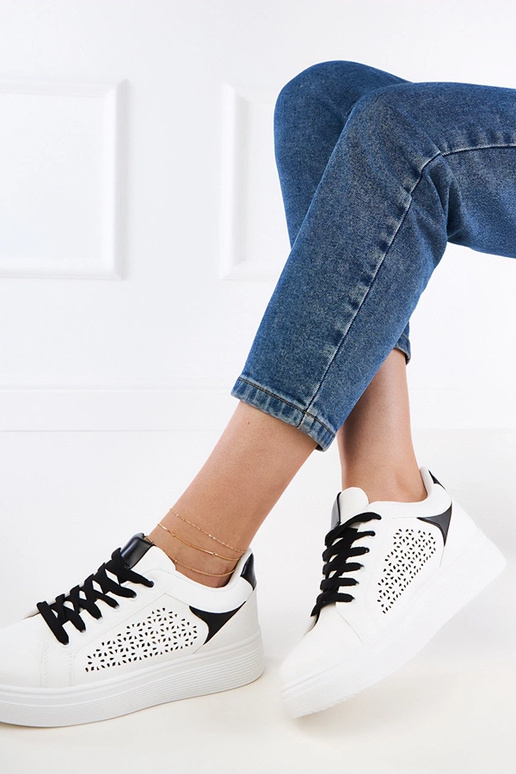 Witte sneakers met zwarte details op...