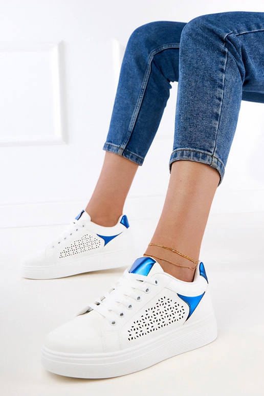 Witte sneakers met blauwe details op...