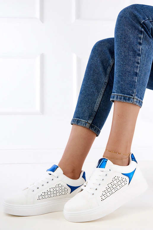 Witte sneakers met blauwe details op...