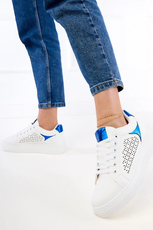 Witte sneakers met blauwe details op...
