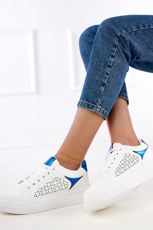 Witte sneakers met blauwe details op...
