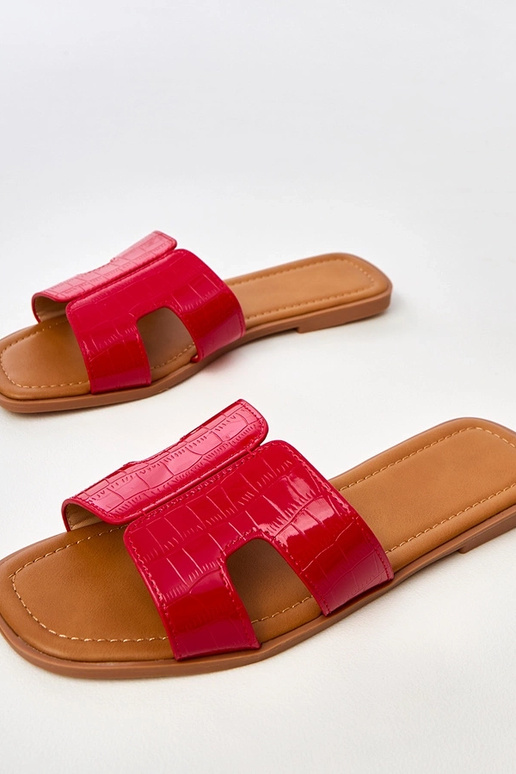 Rode slippers met een vlakke zool en...