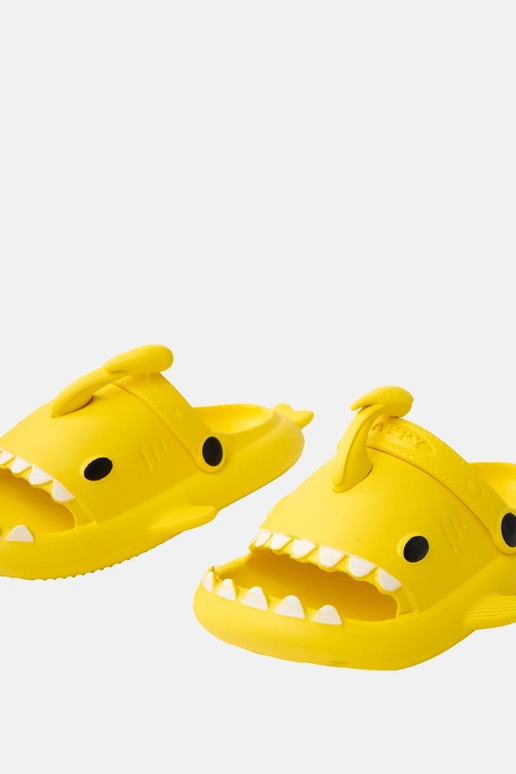 Gele kinderslippers met haai-motieven...