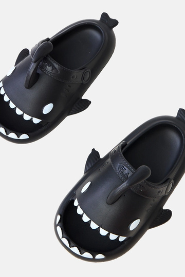 Zwarte kinderslippers met haai-motieven Tossi 2
