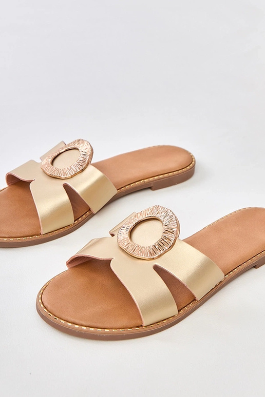 Gouden slippers met gouden versiering...