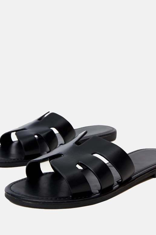 Zwarte slippers versierd met...