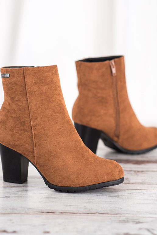 Bruine laarsjes met hakjes Bruine laarsjes met hakjes