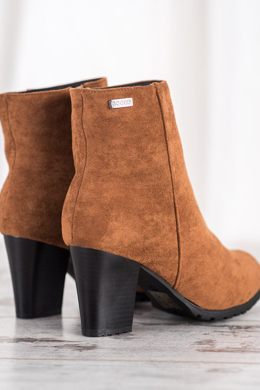 Bruine laarsjes met hakjes Bruine laarsjes met hakjes