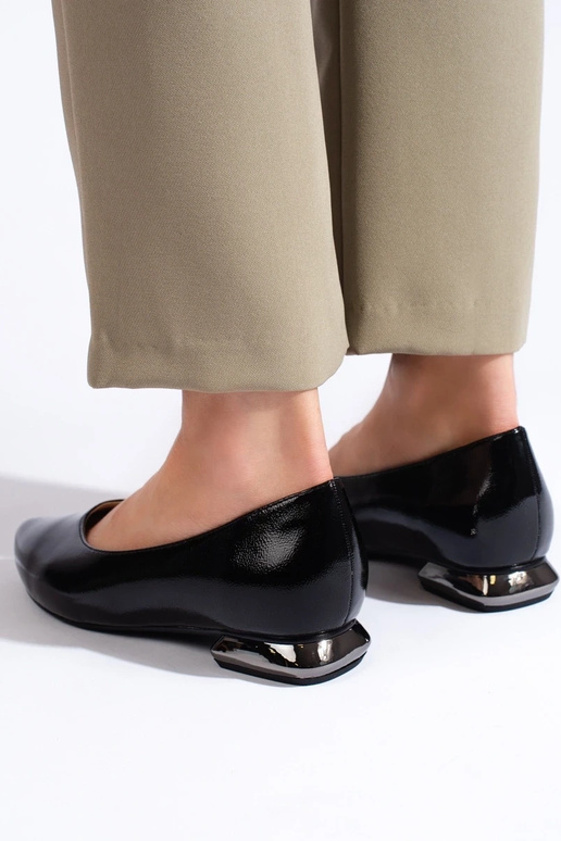 Schoenen met een versierde hak...