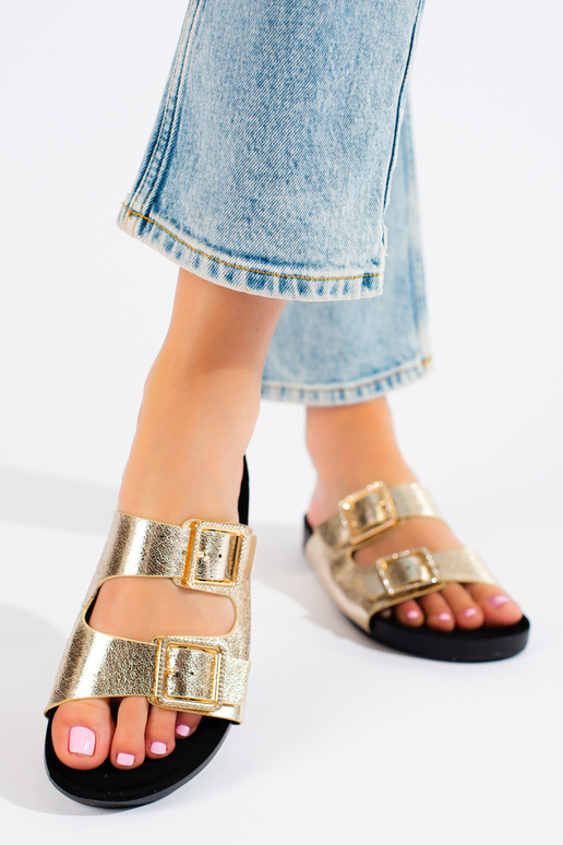 Gouden slippers met decoratieve gespen