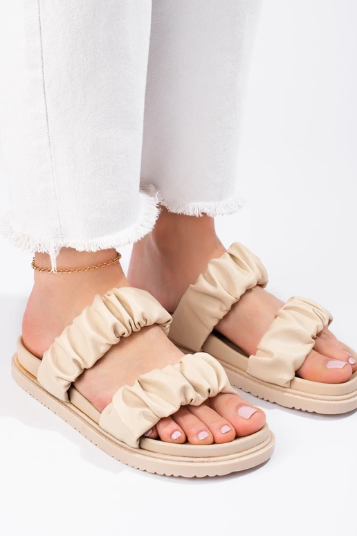 Beige pantoffels met gespen