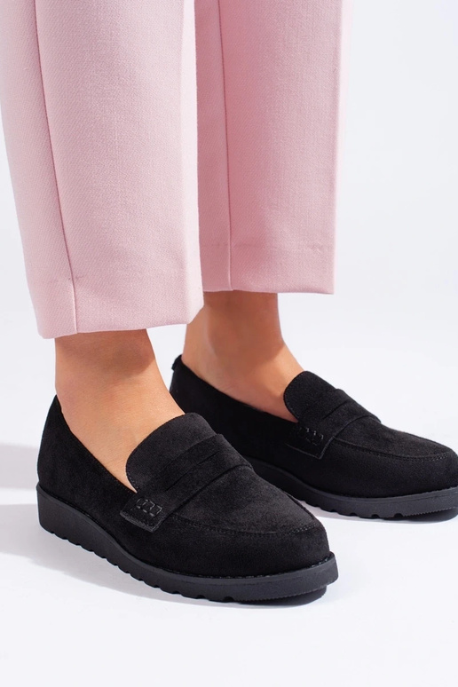 Zwarte suède enkellaarsjes van een...