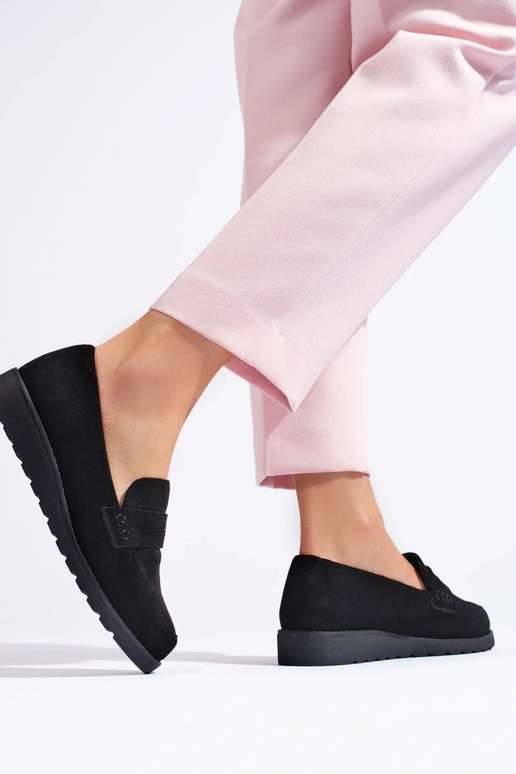 Zwarte suède enkellaarsjes van een...