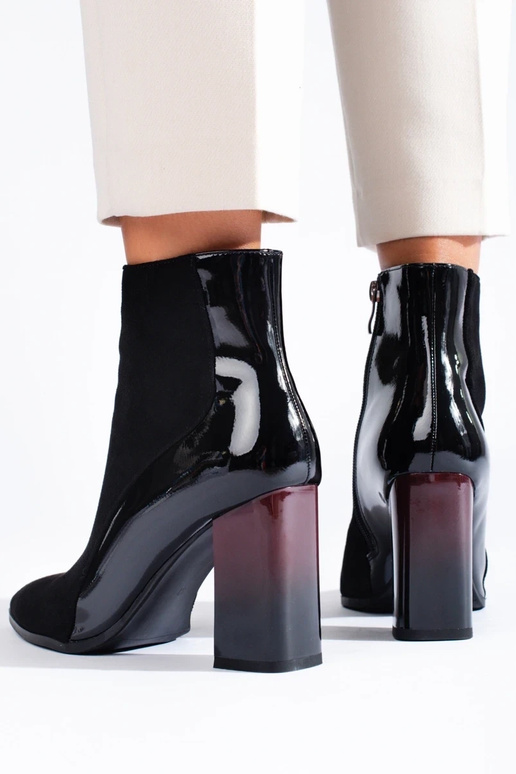 Zwarte suède enkellaarzen met hakken Zwarte suède enkellaarzen met hakken