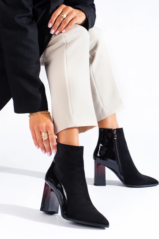 Zwarte suède enkellaarzen met hakken Zwarte suède enkellaarzen met hakken