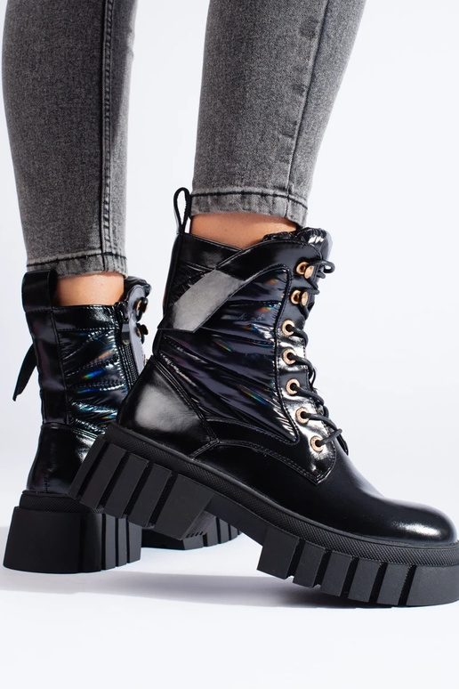 Dameslaarzen op dikke zool in de... Dameslaarzen op dikke zool in de...