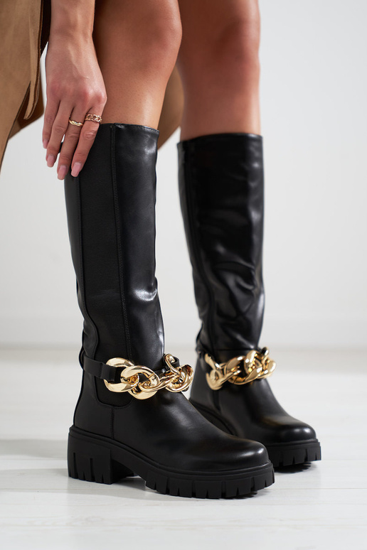 zwarte schoenen met hoge hakken op...