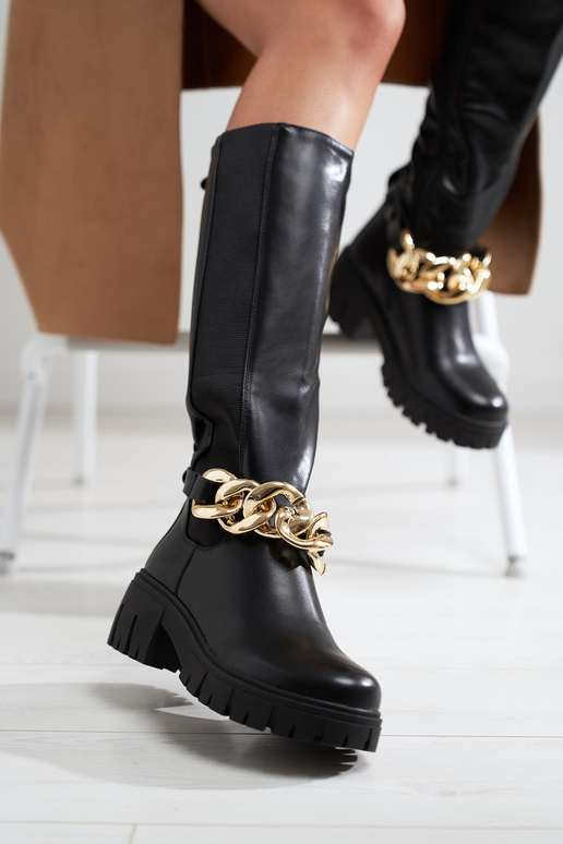 zwarte schoenen met hoge hakken op...