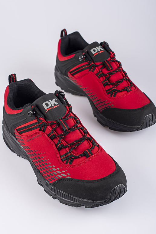 Rode heren wandelschoenen op een...