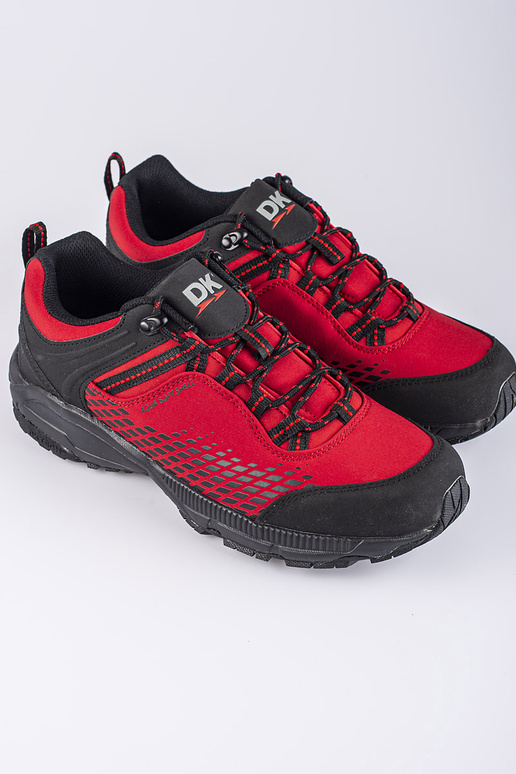 Rode heren wandelschoenen op een...