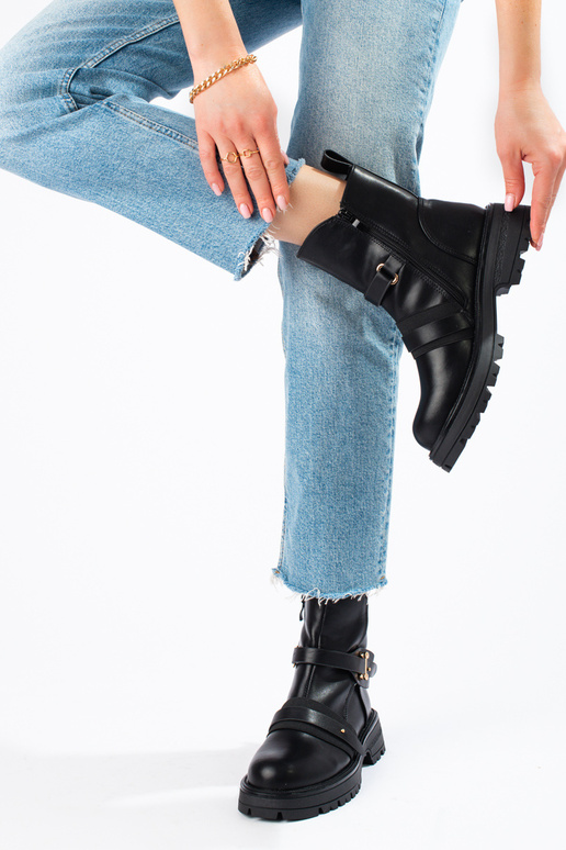 Zwarte dameslaarzen met bescherming Zwarte dameslaarzen met bescherming