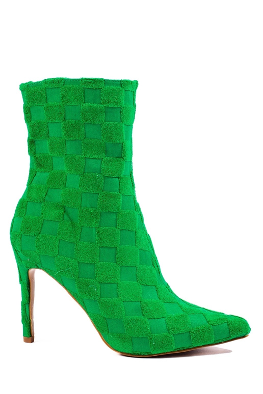 Hoog uitgeruste damesschoenen op een... Hoog uitgeruste damesschoenen op een...