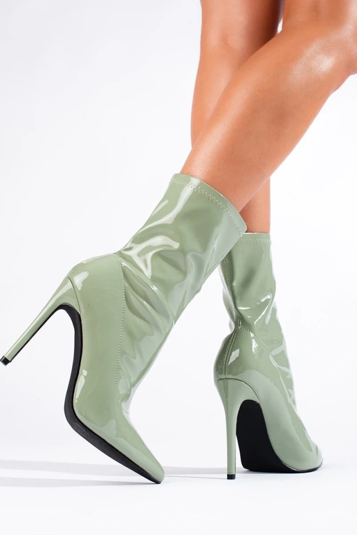 Dameslaarzen op hoge hakken gemaakt...