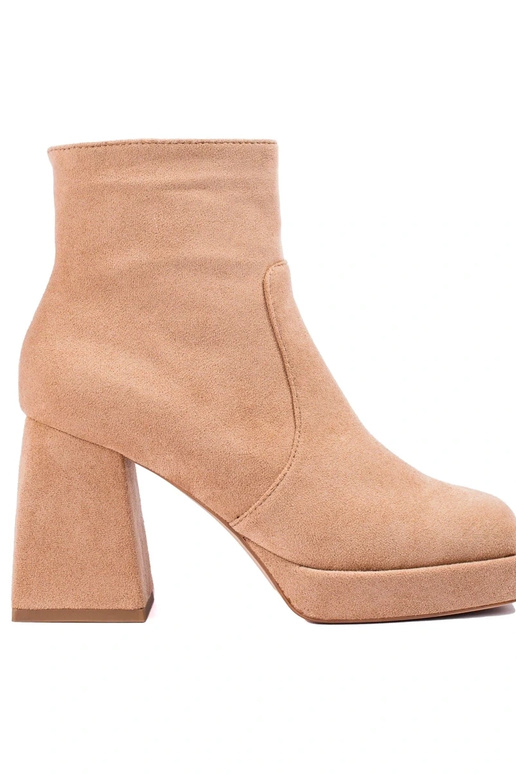 Dameslaarzen op een brede paal in... Dameslaarzen op een brede paal in...