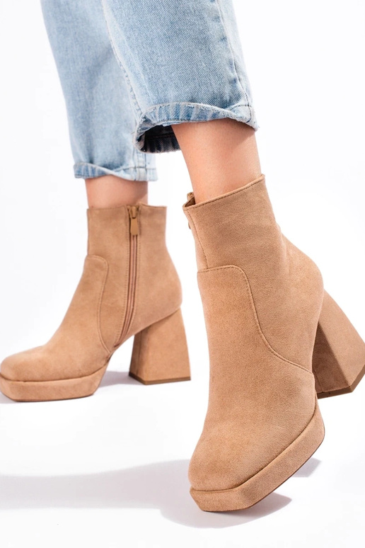 Dameslaarzen op een brede paal in... Dameslaarzen op een brede paal in...