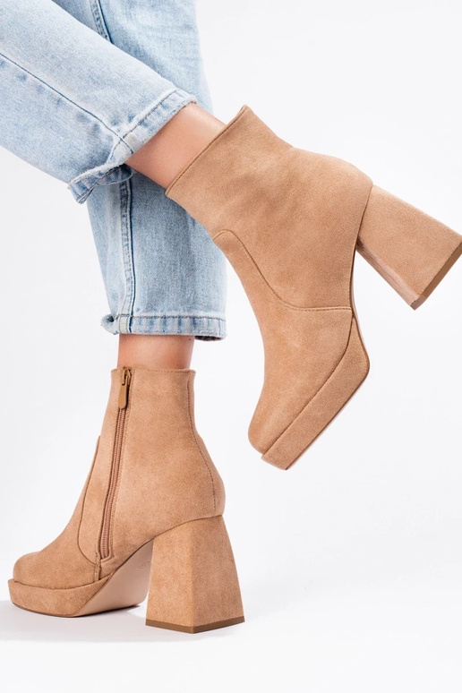 Dameslaarzen op een brede paal in... Dameslaarzen op een brede paal in...