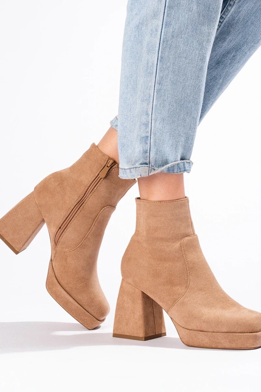 Dameslaarzen op een brede paal in... Dameslaarzen op een brede paal in...