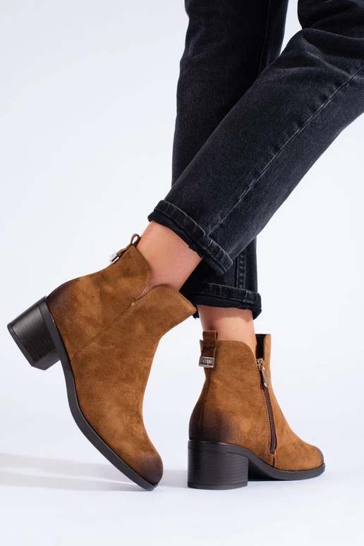 bruine damesschoenen op een lage paal... bruine damesschoenen op een lage paal...