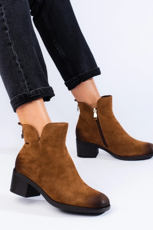 bruine damesschoenen op een lage paal... bruine damesschoenen op een lage paal...