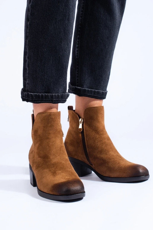 bruine damesschoenen op een lage paal... bruine damesschoenen op een lage paal...