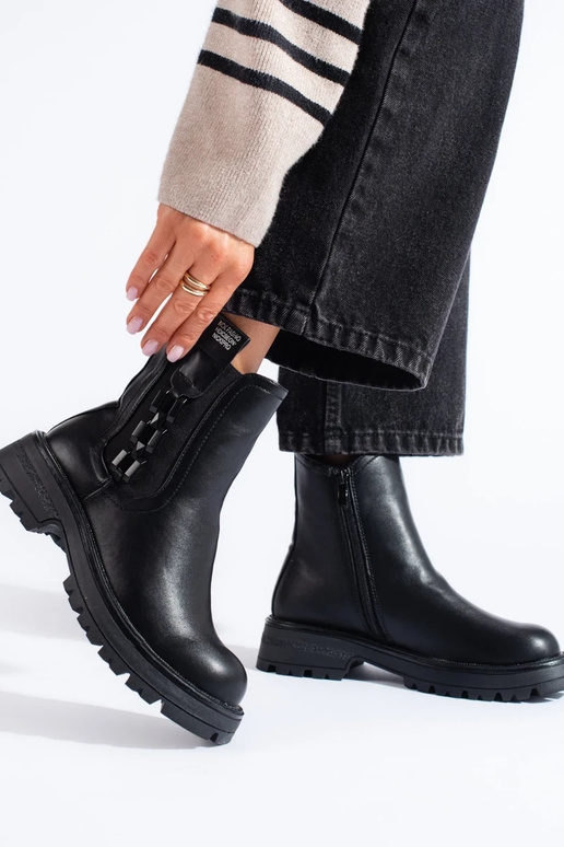 zwarte damesschoenen op een zwarte zool