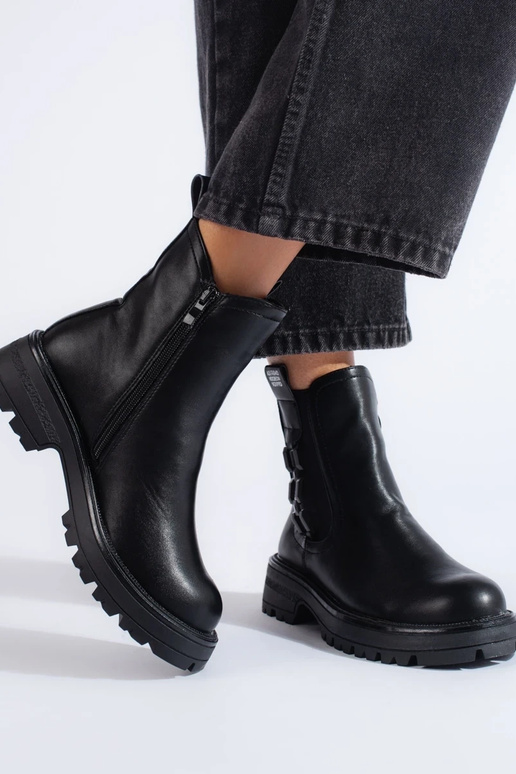 zwarte damesschoenen op een zwarte zool