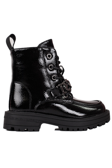 met veterschoenen voor...