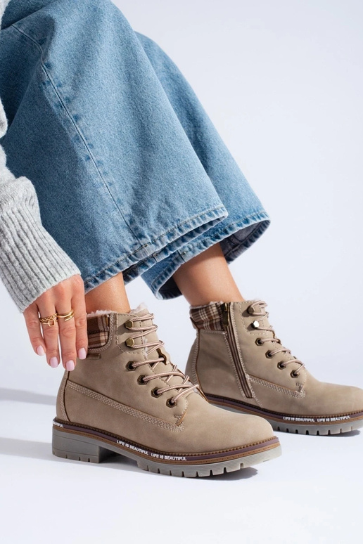 schoenen voor dames in beige kleur...