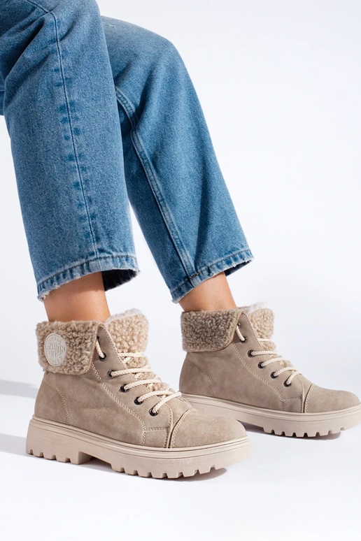 Zandkleurige snowboots met schapenvacht. Zandkleurige snowboots met schapenvacht.