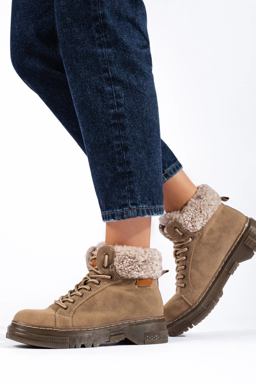 bruine laarzen met schapenvacht