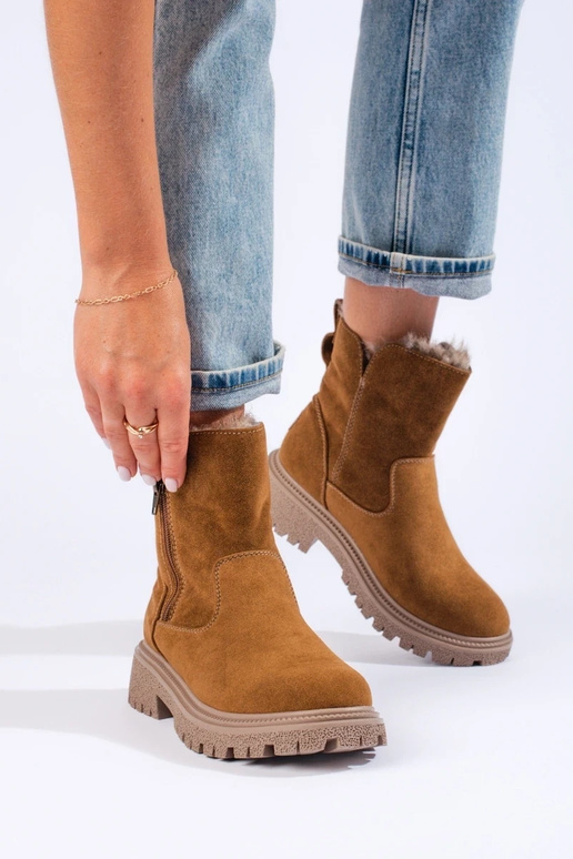 Geïsoleerde bruine suède dameslaarzen