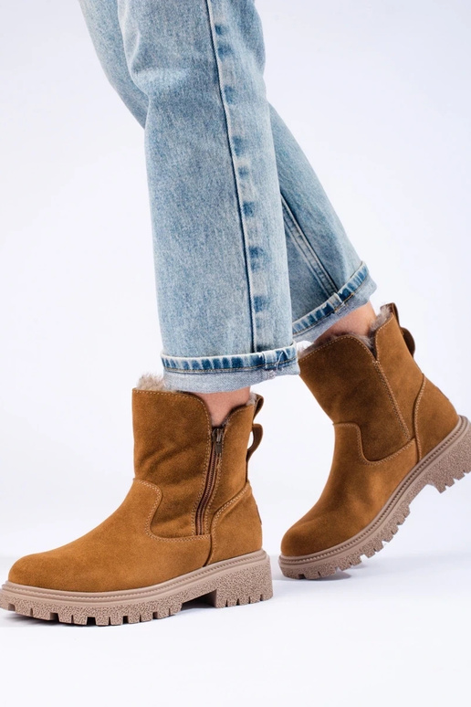 Geïsoleerde bruine suède dameslaarzen