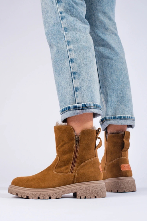 Geïsoleerde bruine suède dameslaarzen