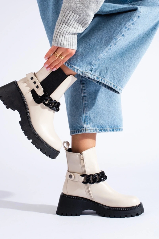 Damesschoenen met ketting in beige kleur