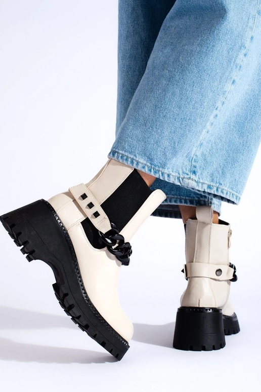 Damesschoenen met ketting in beige kleur