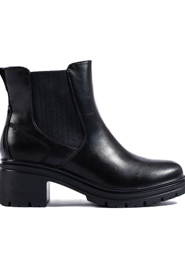 zwarte damesschoenen op de...