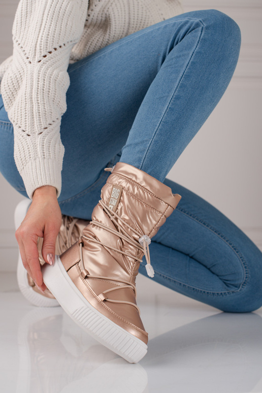 goudkleurige geïsoleerde snowboots...