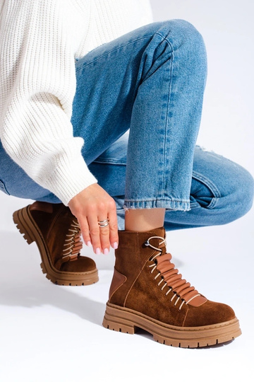 bruine laarzen gemaakt van... 2